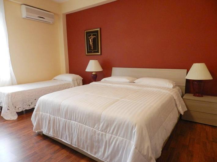 Chambre d’hôte pour 3 personnes, avec balcon et vue à Valguarnera Caropepe