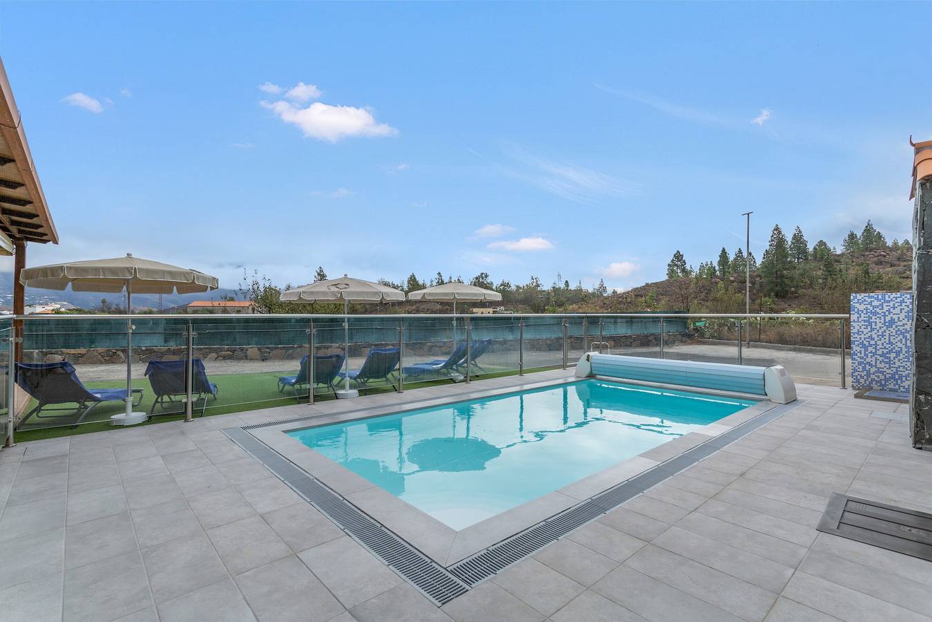 Casa de vacaciones 'Vivienda 2' con vistas a la montaña, piscina y terraza compartidas in San Bartolomé de Tirajana, Gran Canaria Sur