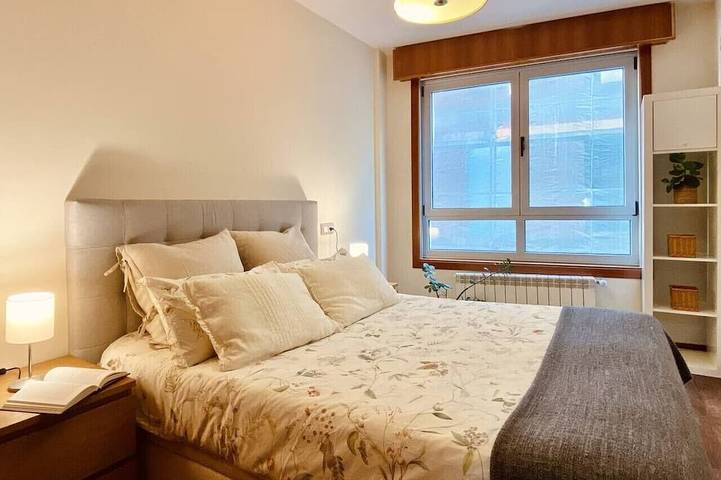 Entire apartment, Orzan Beach Surf Apartment in Playa de Riazor (La Coruña), La Coruña