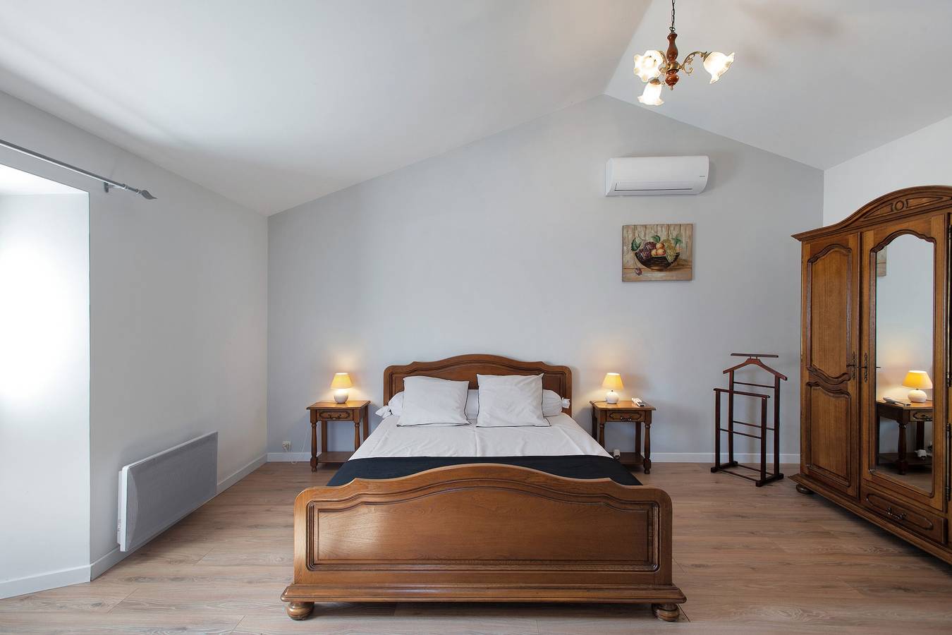 Bed and Breakfast 'Château Laborde Caudalie' with Shared Garden, Wi-Fi and Air Conditioning in Saint-Médard-de-Guizières, Libourne region