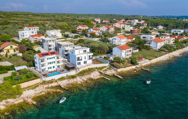 Gemütliche 1-Zimmer-Wohnung mit Pool, WLAN und nur 400 m vom Strand entfernt in Strand Kožino, Zadar (Kommun)