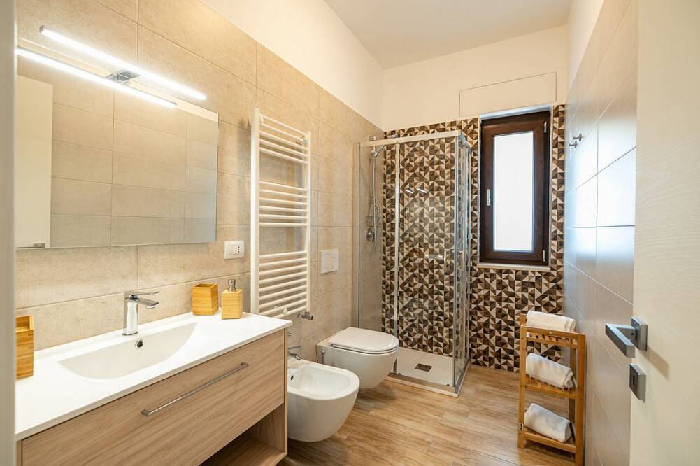 Ganze Wohnung, Comfortable 40 sqm apartment, accommodating up to 4 people, located on the first floor of a small house without an elevator.The property is located on the Bisceglie seafront and offers enchanting sea views. The residential area is well-served and close t in Bisceglie, Via Francigena