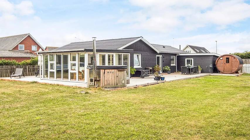Ferienhaus für 7 Personen, mit Whirlpool und Garten sowie Sauna in Thorsminde
