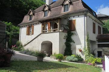 Gîte pour 10 personnes, avec balcon et jardin à Gagnac-sur-Cère