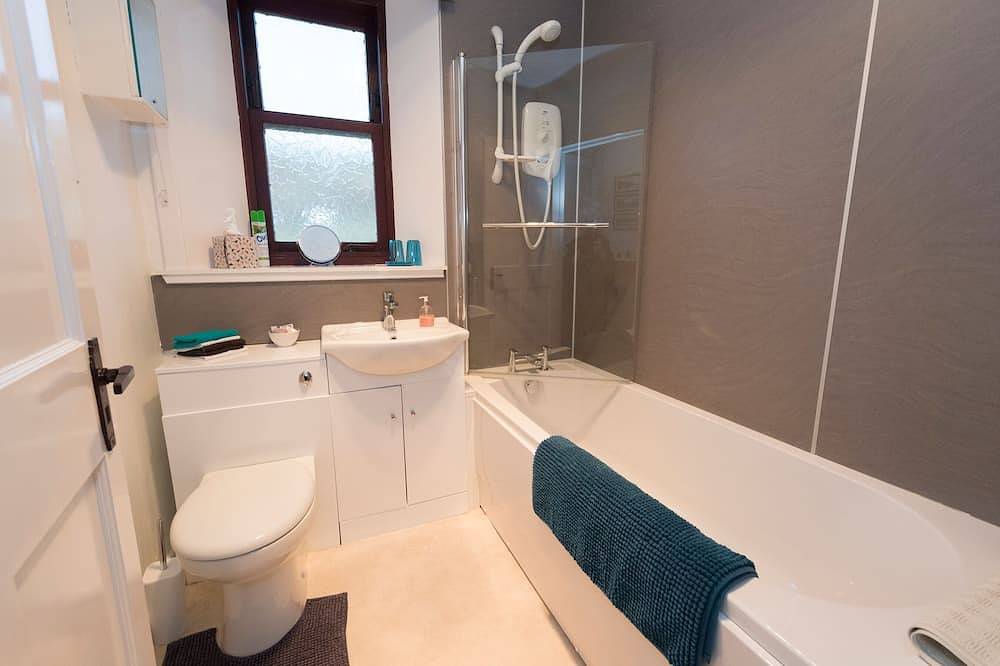 Detached spacious Isle of Lewis cottage in tranquil position with loch view in Lewis and Harris, Outer Hebrides