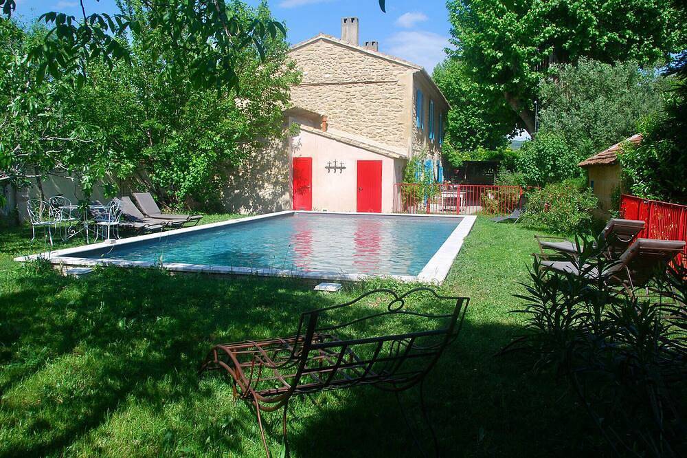 Entire apartment, Large open-plan studio in a quiet location, swimming pool, trampoline, terrace, bowling green. in Salon-de-Provence, Mediterranean Coast (France)