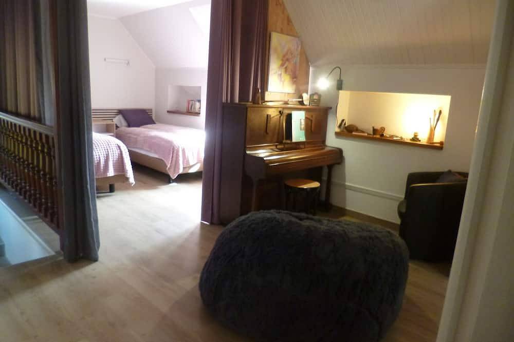 La  Grange spacieuse à l'intérieur et à l'extérieur in Bieuzy, Région de Pontivy