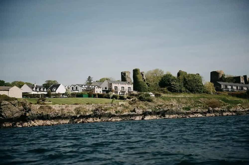 Seafront Castle Inn - just off the Ferry! in Inishowen, County Donegal