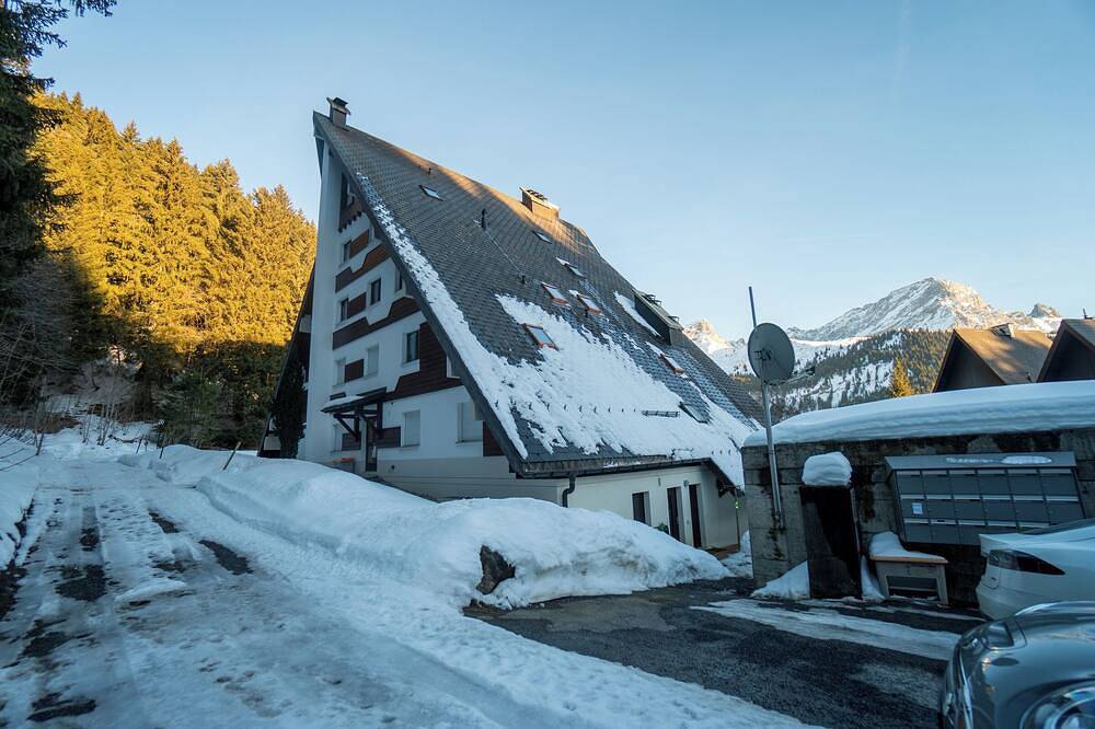 L'appartement se situe en dessus du village de Gryon, aux Verneys Soleil, à 2 km du téléski des Frac in Gryon, Alpes Vaudoises