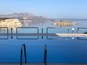 Gîte pour 5 personnes, avec piscine ainsi que vue et jardin dans Almirida