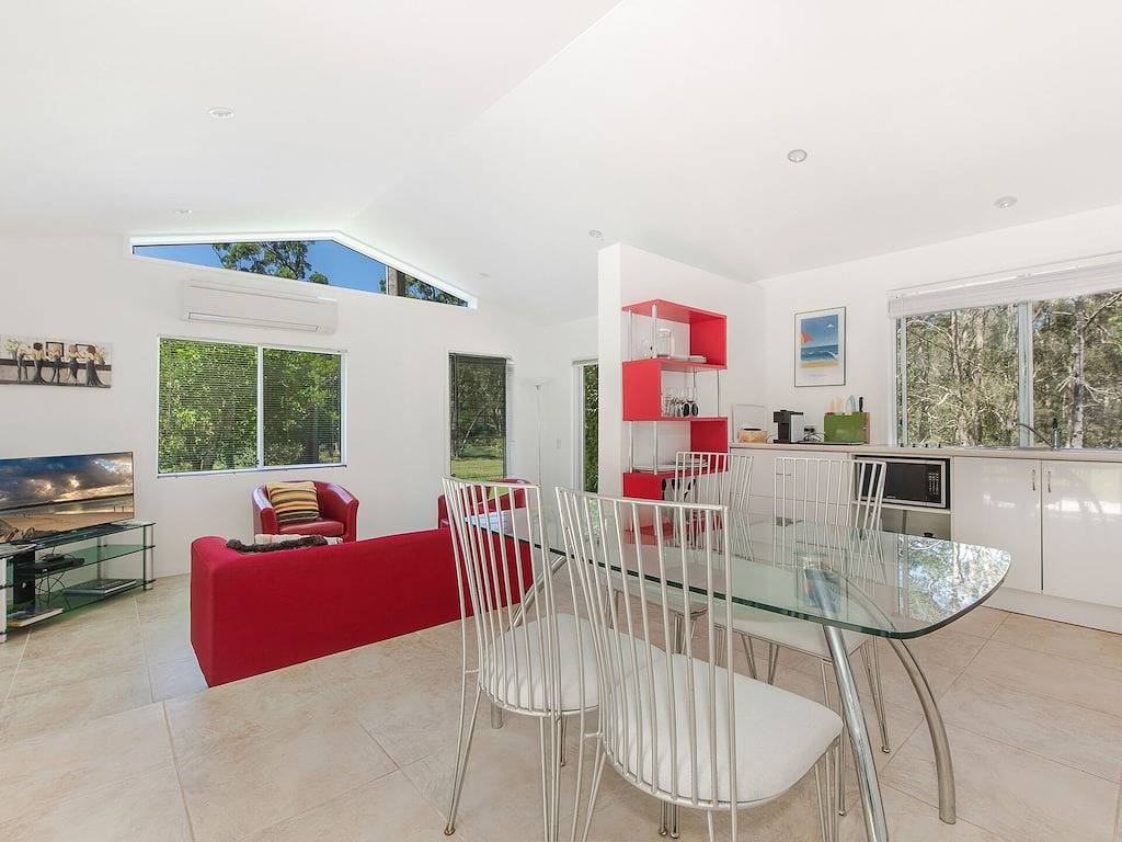 Noosa-Flussuferhäuschen in der australischen Buscheinstellung in Noosa