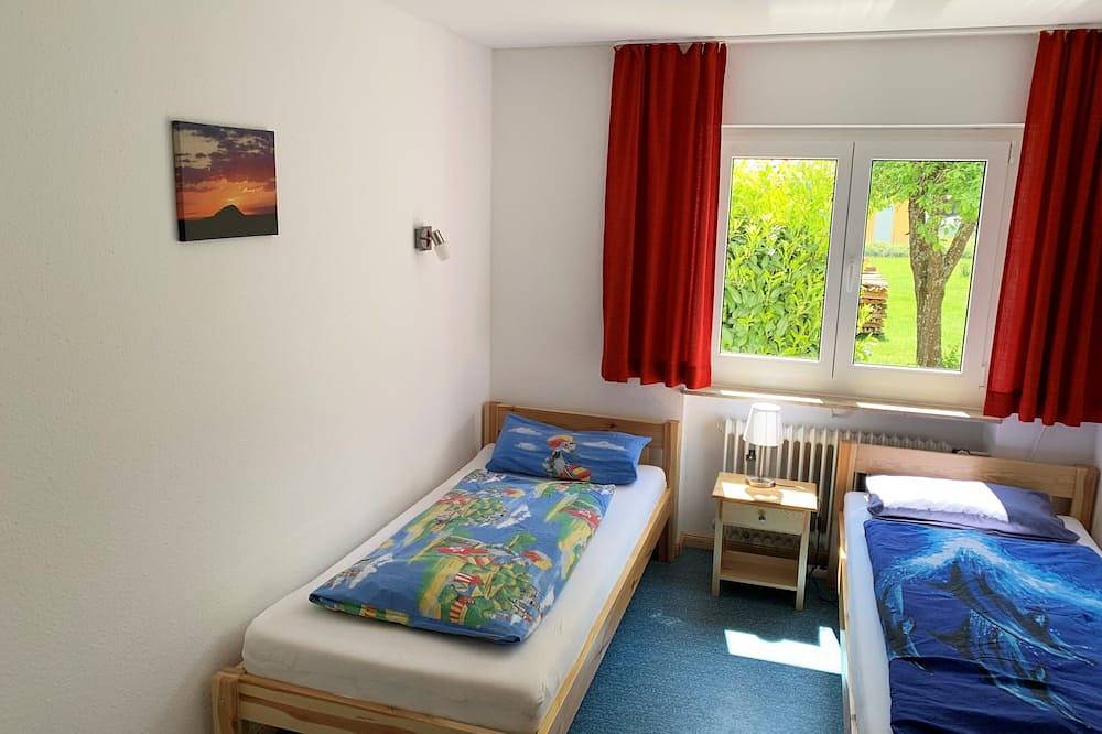Ganze Wohnung, Helle Wohnung (Eg) mit riesigem Garten und Terasse. Hegau / Bodensee/ Rheinfall in Wiechs am Randen, Tengen