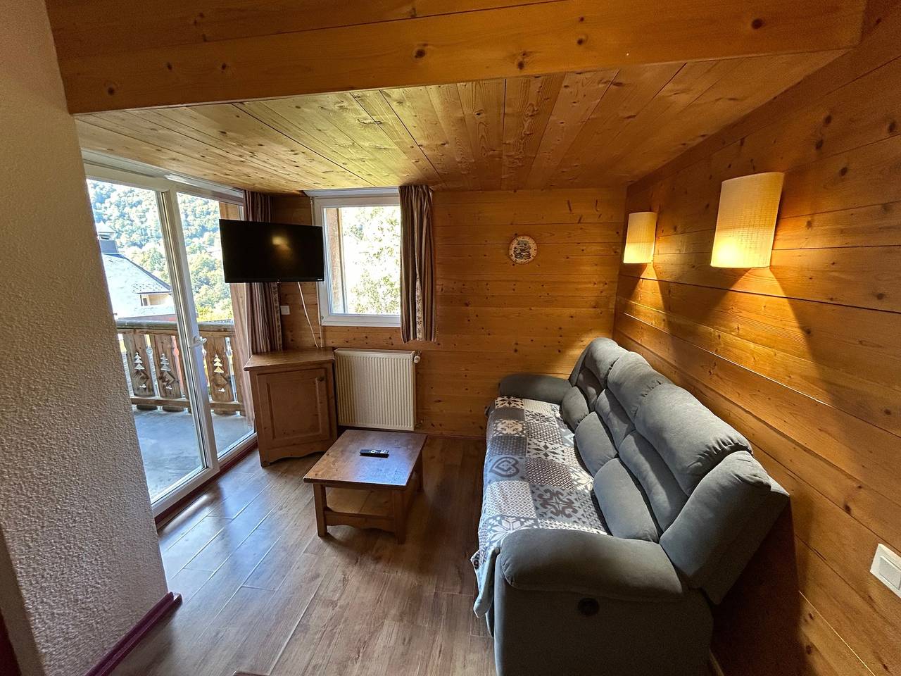 Ganze Wohnung, Appartement 'L'estive Des 100 Lacs, Pool, Spa' mit Bergblick, privater Terrasse & Wlan in Cauterets, Nationalpark Pyrenäen