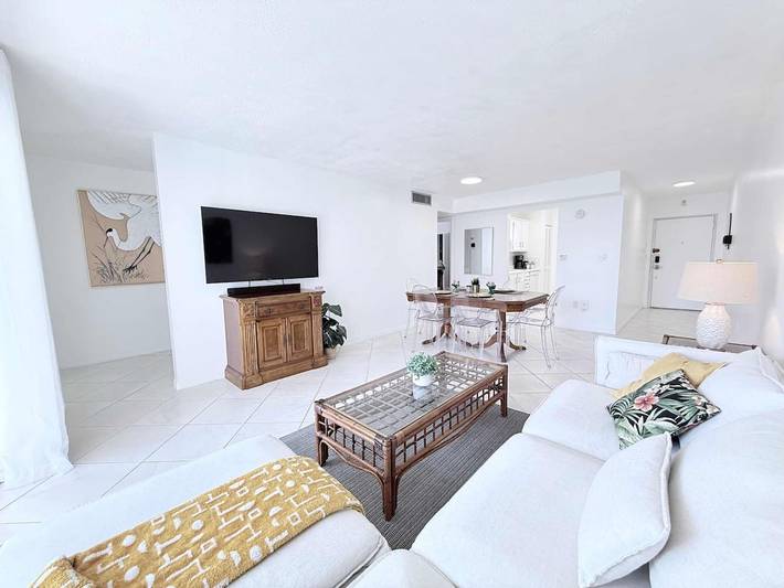 Vacation rental for 6 people, with pool and balcony, kid friendly in Sunny Isles Beach