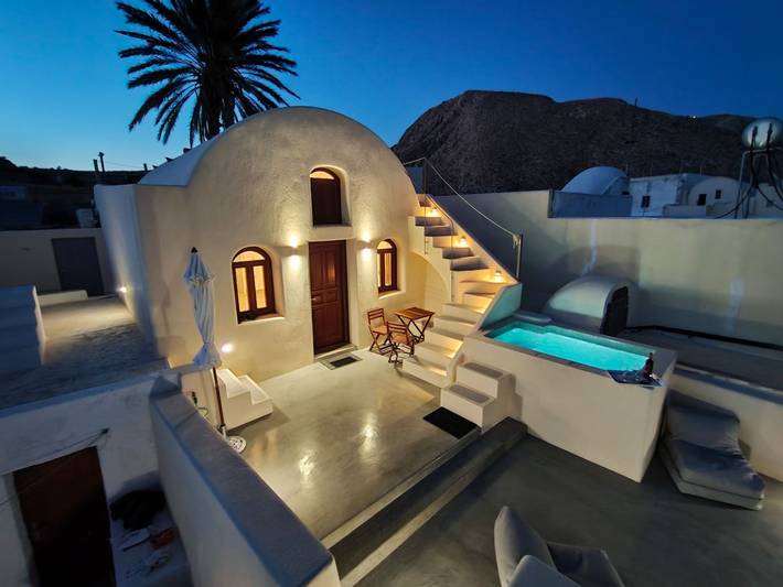 Holiday home for 4 people, with Ocean view and Hot tub as well as Terrace and Garden in Santorini