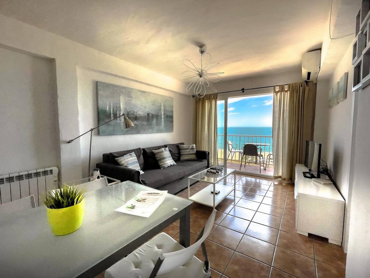 Entire apartment, Beach Front Apartment with Sea View, Shared Pool, Garden & Wi-Fi in Playa de Torre del Mar, Torre del Mar