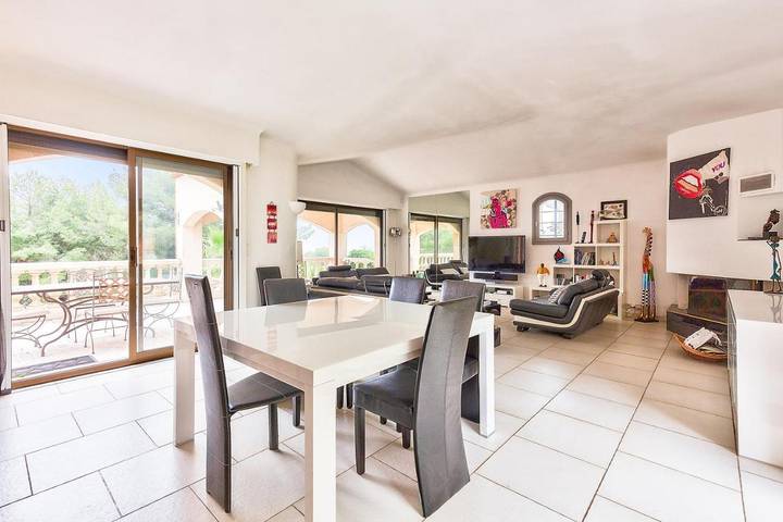 Location de vacances pour 9 personnes, avec vue ainsi que terrasse et piscine, adapté aux familles à Aspremont - 3