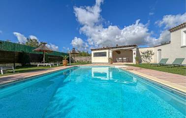 Gîte pour 5 personnes, avec terrasse et piscine, animaux acceptés à Aramon