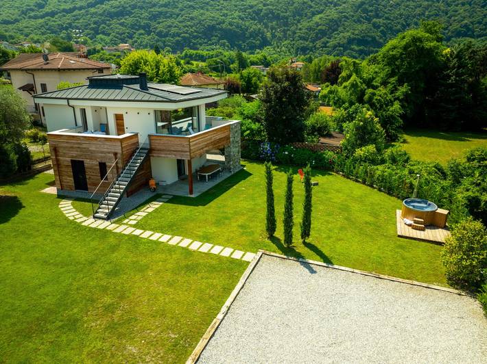 Holiday apartment for 6 people, with Balcony and Hot tub as well as Garden and Lake view