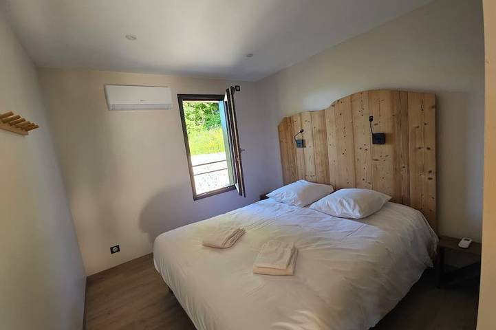 Gîte pour 8 personnes, avec jacuzzi et terrasse à Queyrières - 2