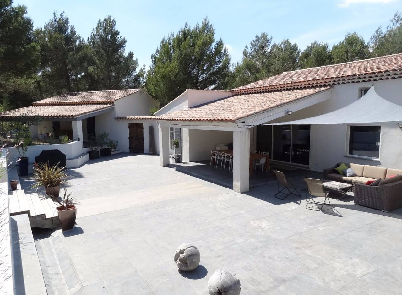 Belle et spacieuse villa avec piscine privée in Alleins, Région d'Arles