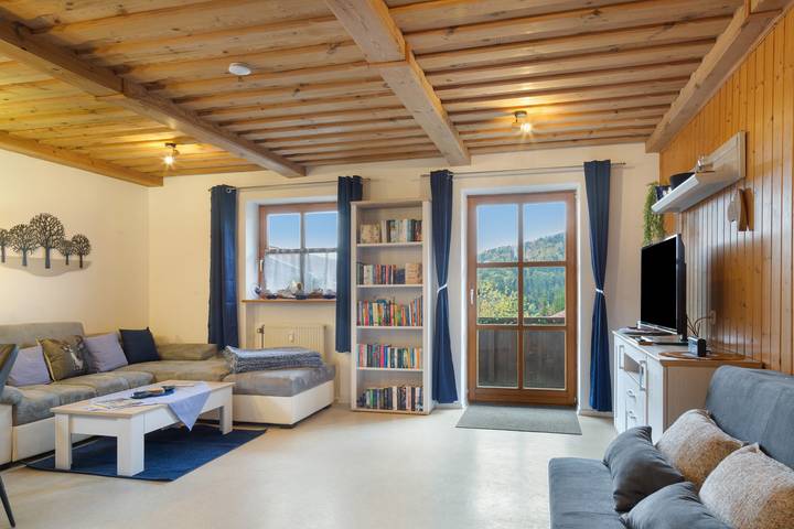 Entire apartment, Relaxinn Bavarian Fewo's Apartment with Shared Pool, Balcony, and Wi-Fi in Hauzenberg, Passauer Land
