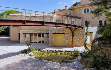 Location de vacances pour 24 personnes, avec piscine ainsi que jardin et terrasse à Suze-la-Rousse