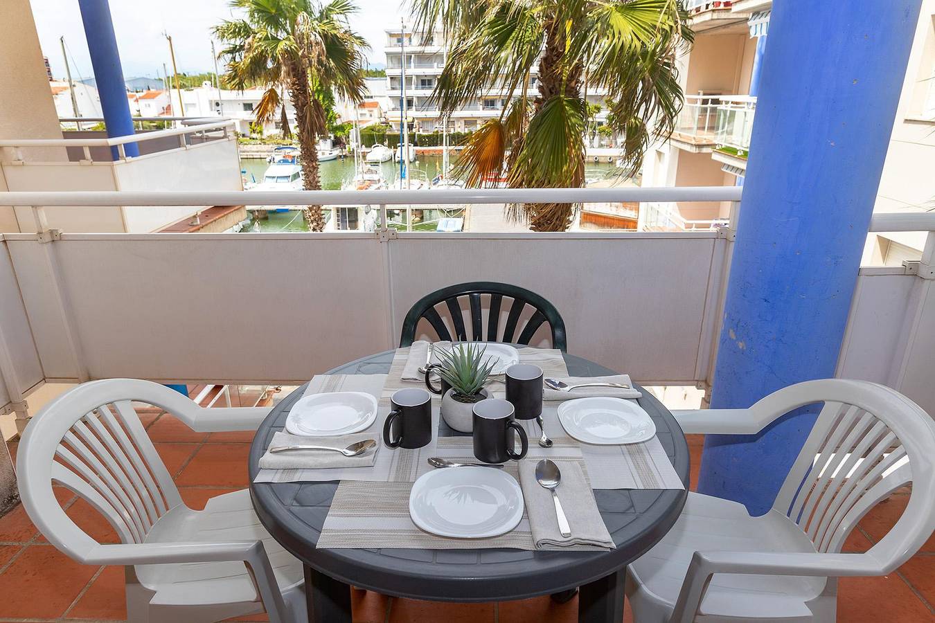 Ganze Wohnung, Willkommen in der charmanten Mietwohnung in Roses, Costa Brava! 1500 Meter vom Strand entfernt, moderne Unterkunft mit Blick auf den Kanal, für 4 Personen. in Santa Margarida, Roses
