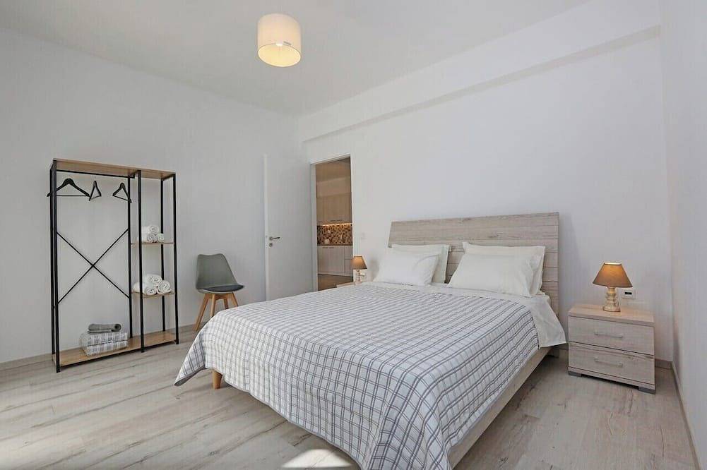 Olea Suite Syros offers unique sea views in a  house with parking and  Wi-Fi. in Poseidonia, Syros