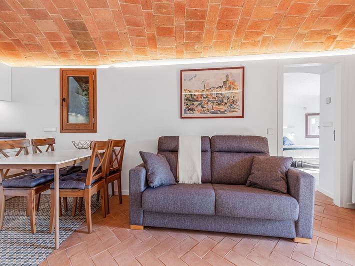 Entire apartment, Apartment 'Mas Moré Petit' with Shared Pool, Wi-Fi and Air Conditioning in Vulpellac, Forallac