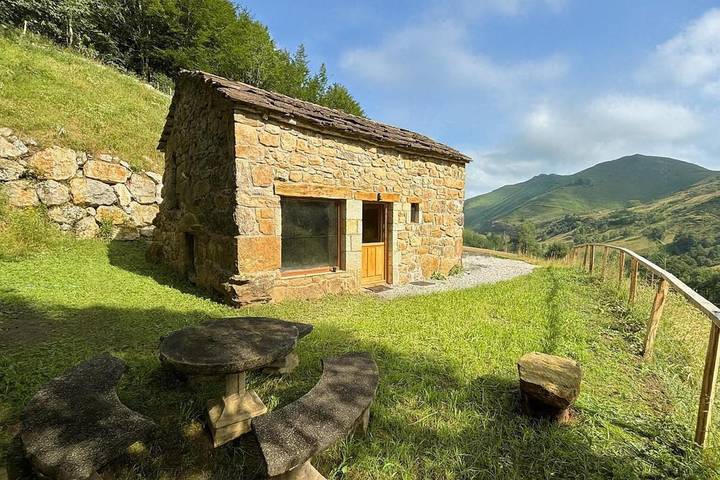Casa de vacaciones para 4 personas, con terraza además de vistas y jardín en San Roque de Riomiera