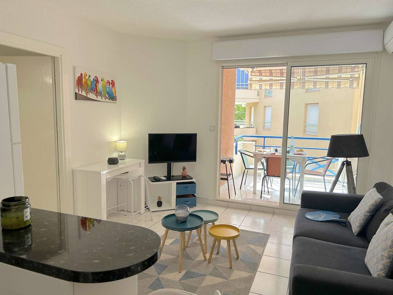 Entire apartment, Charming 2-Room Apt in Port Fréjus - A/C, Close to Beach, Shops & Garage in Fréjus Plage, Frejus