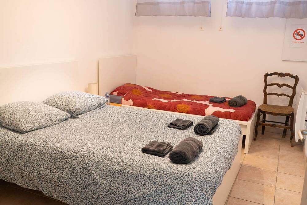 Entire apartment, Gîte Écureuil: Lower Villa 2 Bedrooms, Terrace, Parking in Velaux, Aix-en-Provence region