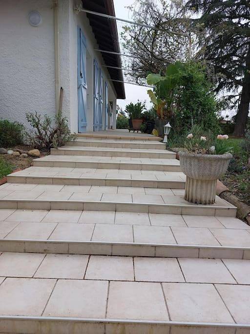 Location de vacances pour 6 personnes, avec piscine ainsi que vue et jardin à Saint-Jory - 4