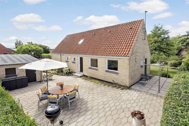 Ferieudlejning for 7 personer, med terrasse i Marstal