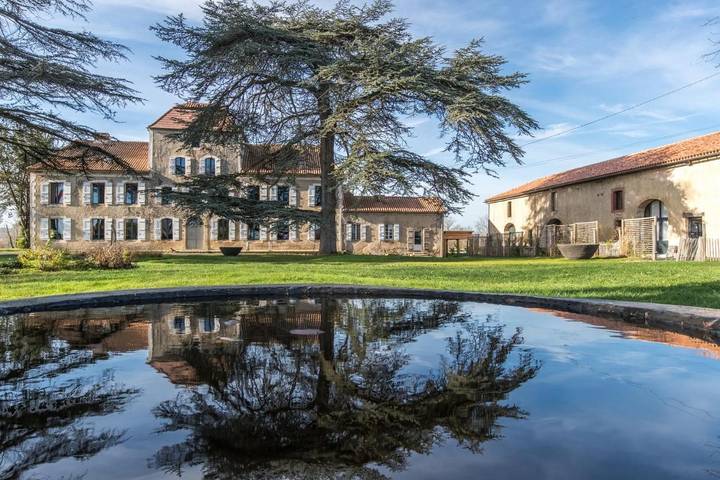 Location de vacances pour 2 personnes, avec Terrasse et Jardin ainsi que Piscine et Vue dans Maumusson-Laguian