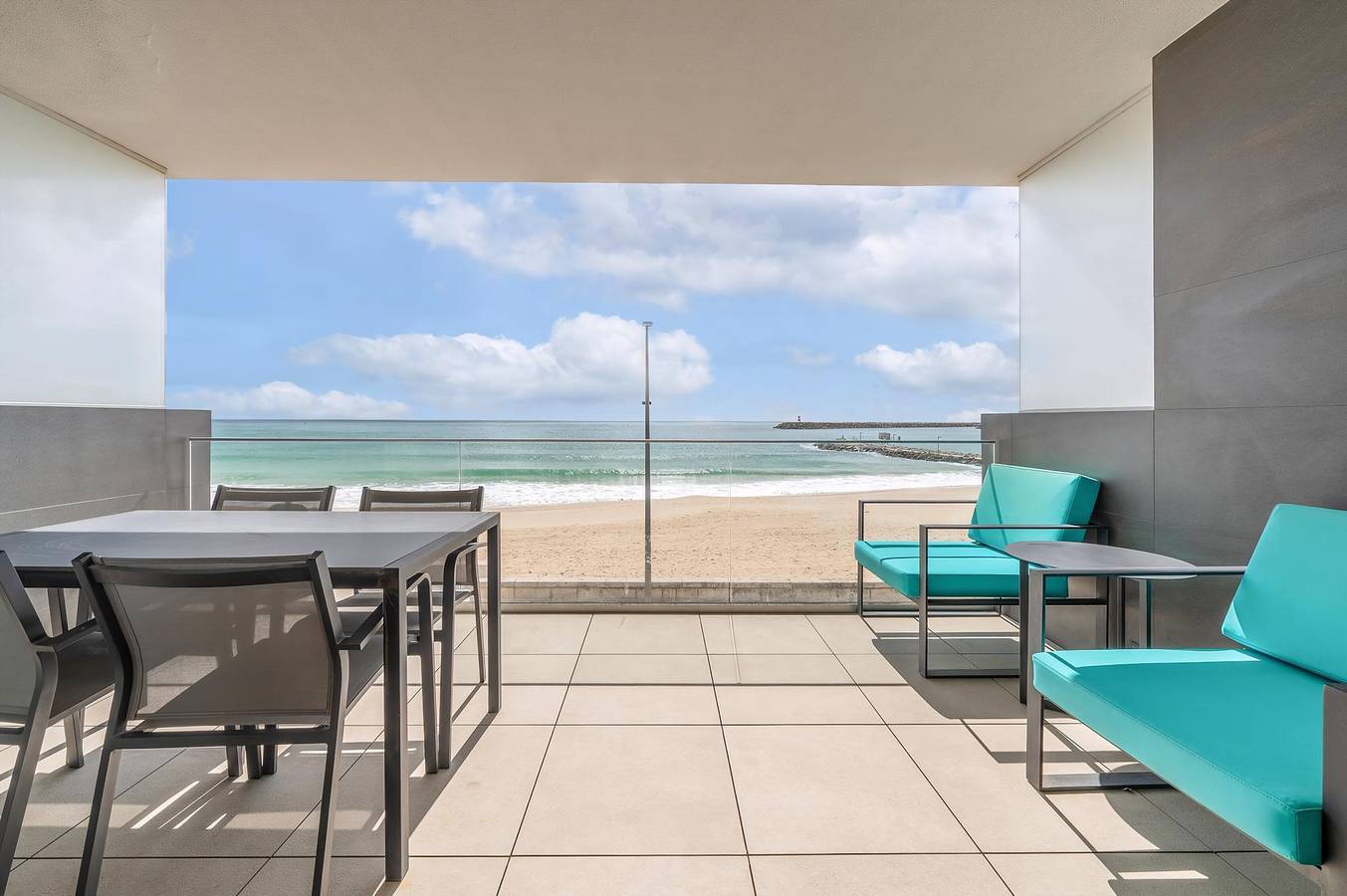 Entire apartment, The Castaway in Lisbon in Praia do Ouro, Sesimbra