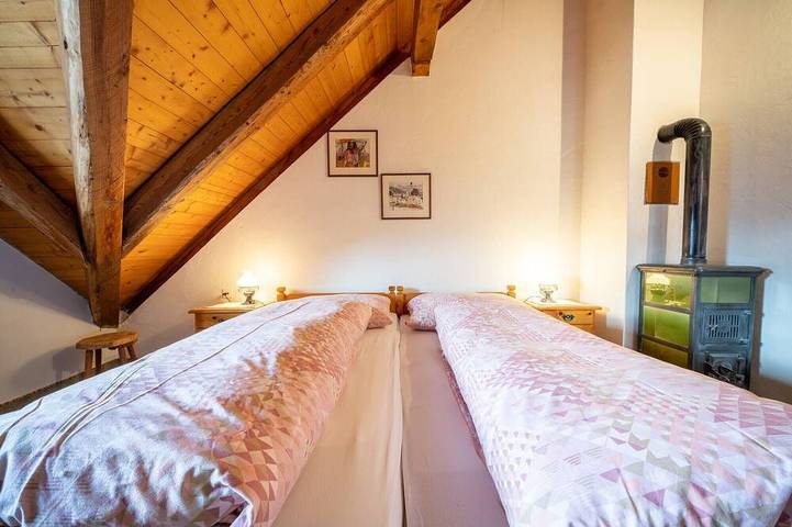 Ganze Wohnung, Chasa Rosa 3: 3.5-Zimmerwohnung im idyllischen und sonnenverwöhnten Bergdorf Vnà in Vnà, Valsot