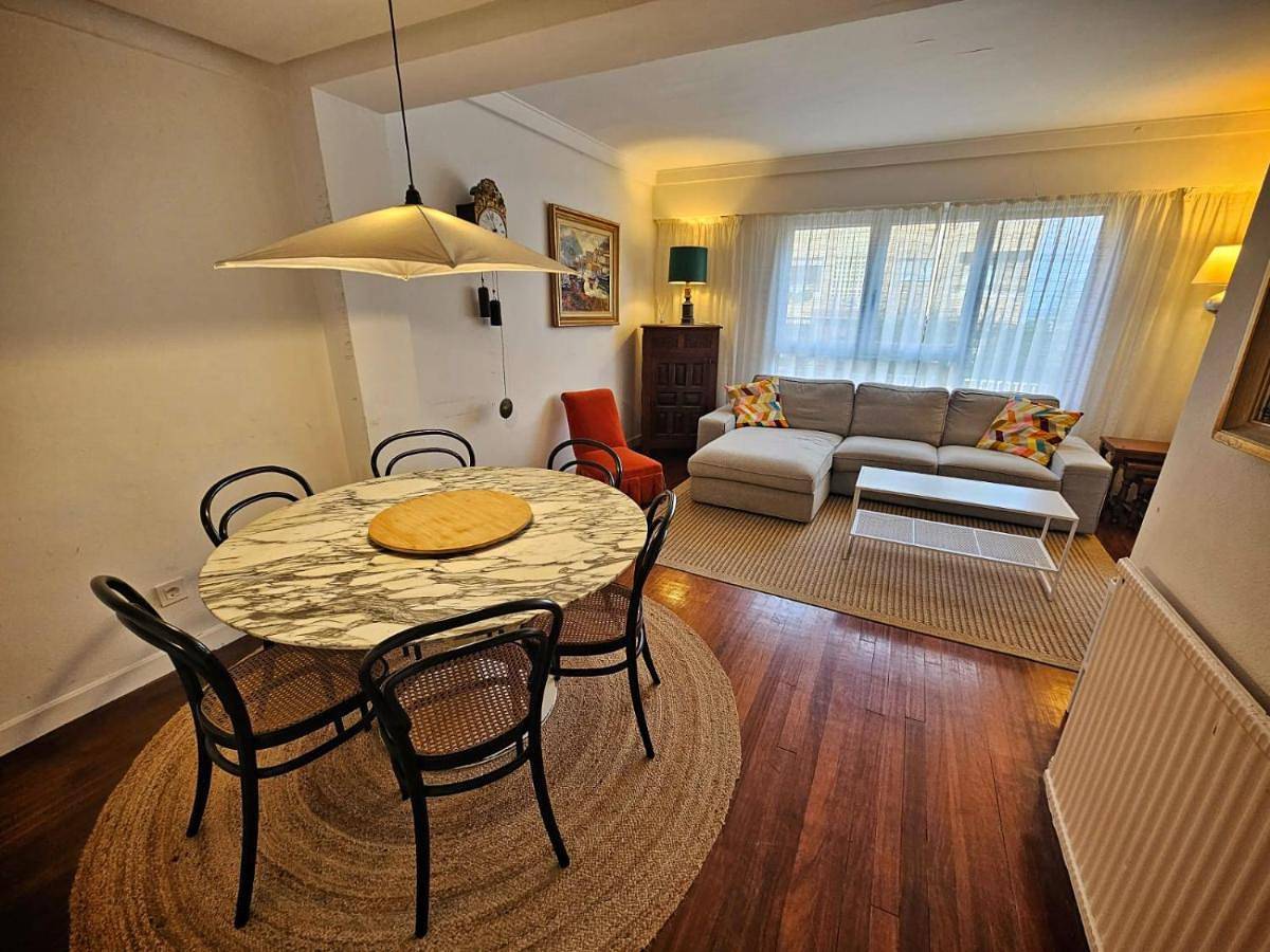 Apartamento entero, Amplio piso en la playa de 135 m2 con garaje in Zarauzko hondartza (Zarautz), Zarauz