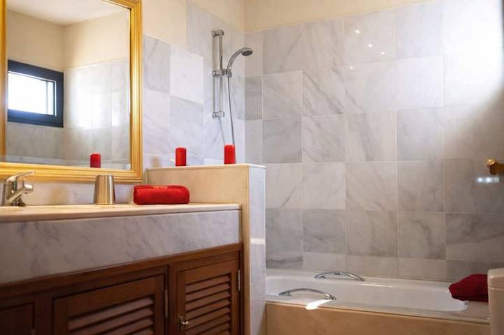 Fantastic villa with completely private pool, with high wall. Free wifi in Montaña Roja, Yaiza