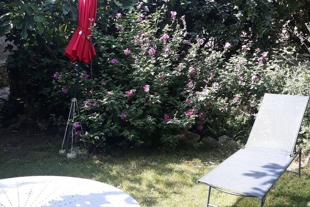 Entire apartment, Holiday house with garden near the ocher in Rustrel, Parc naturel régional du Luberon
