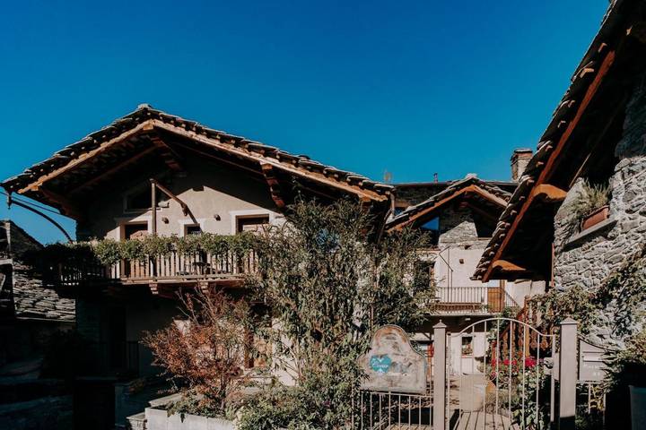 Gîte pour 2 personnes, avec Balcon et Jacuzzi ainsi que Sauna et Vue dans Arnad