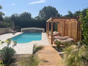 Gîte pour 4 personnes, avec jardin ainsi que piscine et vue, animaux acceptés à Lurs