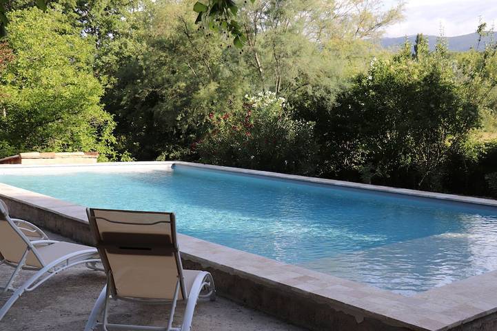 Location de vacances pour 7 personnes, avec terrasse et jardin à Peypin-d'Aigues