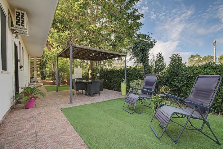Holiday Home 'Residenza Magnolia - Ground Floor' with Private Garden, Wi-Fi & Air Conditioning in Lido di Jesolo, Jesolo-City