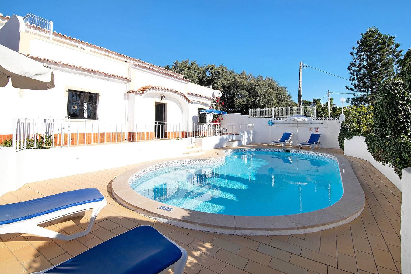 "Vila Caracol" with Pool, Tennis Court, A/C & Wi-Fi in Guia, Faro District