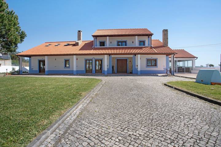 Casa de campo con vistas a la montaña, piscina, Wi-Fi, terrazas y jardín in Salir de Matos, Leiria District