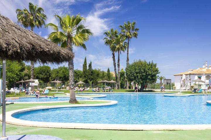 Bungalow para 4 personas, con piscina en Torrevieja