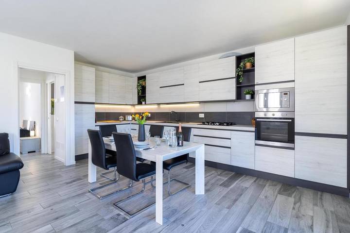 Gîte pour 5 personnes, avec vue sur le lac et piscine ainsi que vue et jardin à Lenno - 3