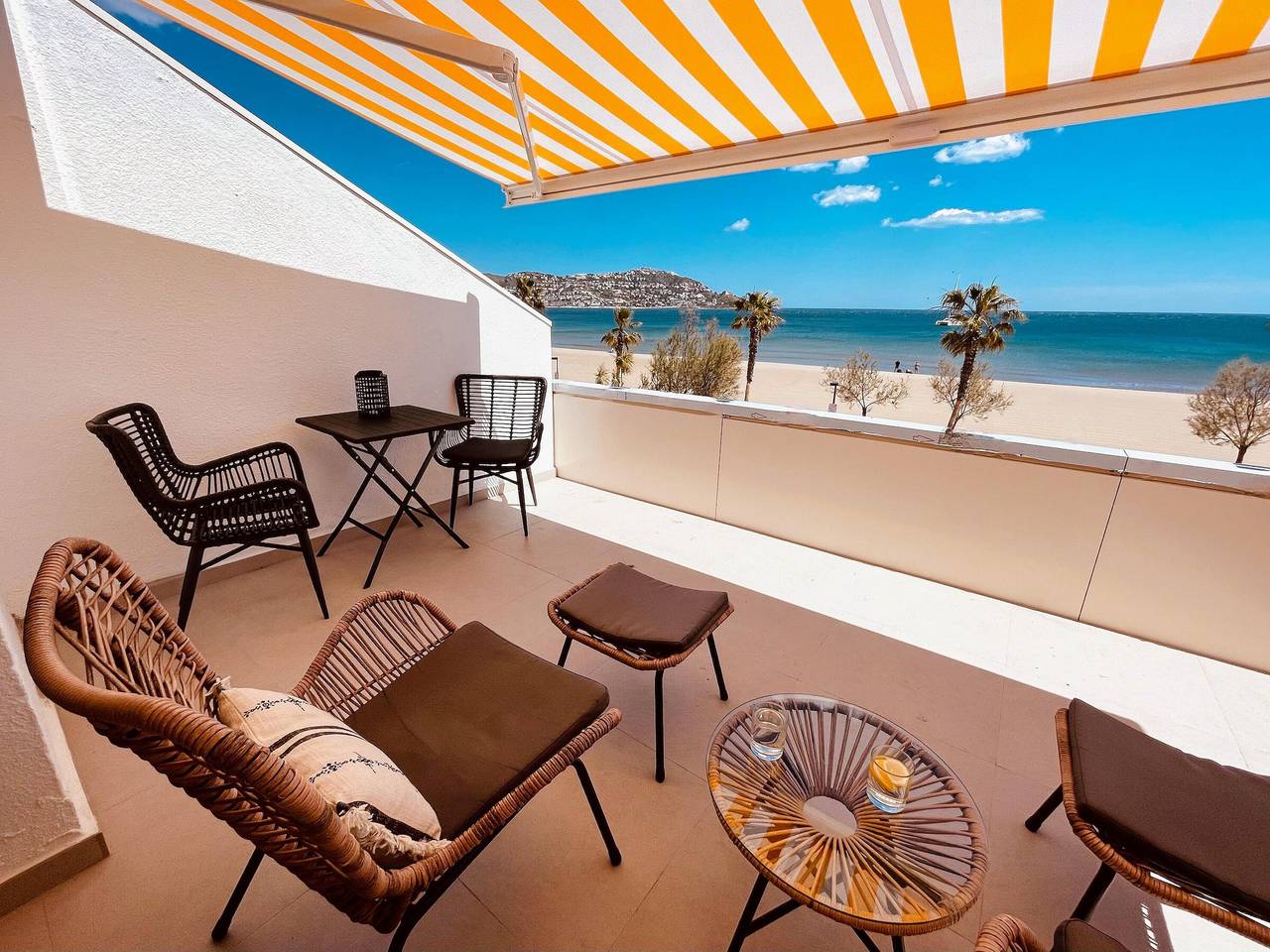 Ganzes Studio, ¡Encantador apartamento en alquiler en Roses, Costa Brava! A 0 metros de la playa. Disfruta de la piscina comunitaria y las vistas al mar. in Santa Margarida, Roses